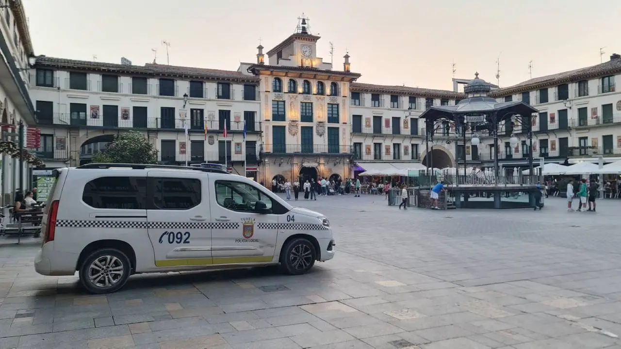 Coche de Polic&iacute;a local de Tudela en la Plaza de los Fueros. Foto Tudelahoy
