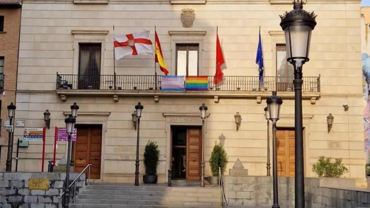 Ayuntamiento de Tudela luciendo las banderas LGTBi