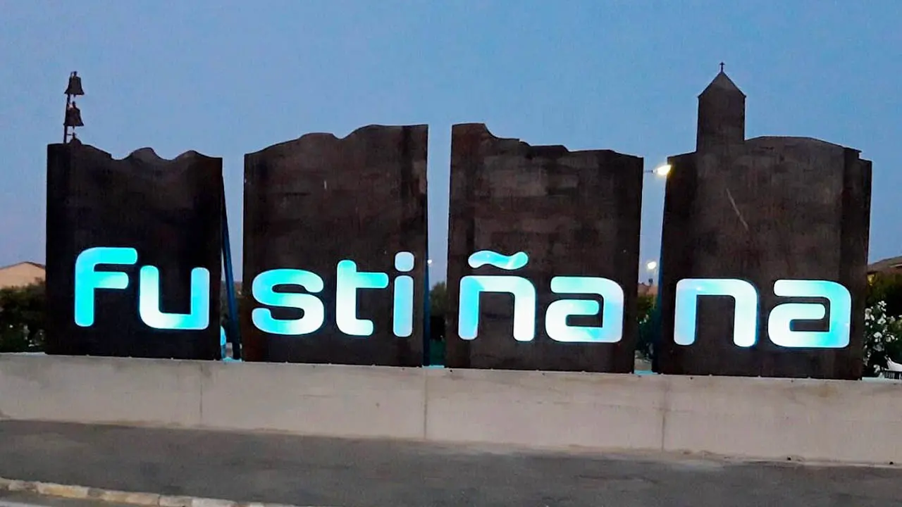 Fusti&ntilde;ana, cartel de entrada a la localidad