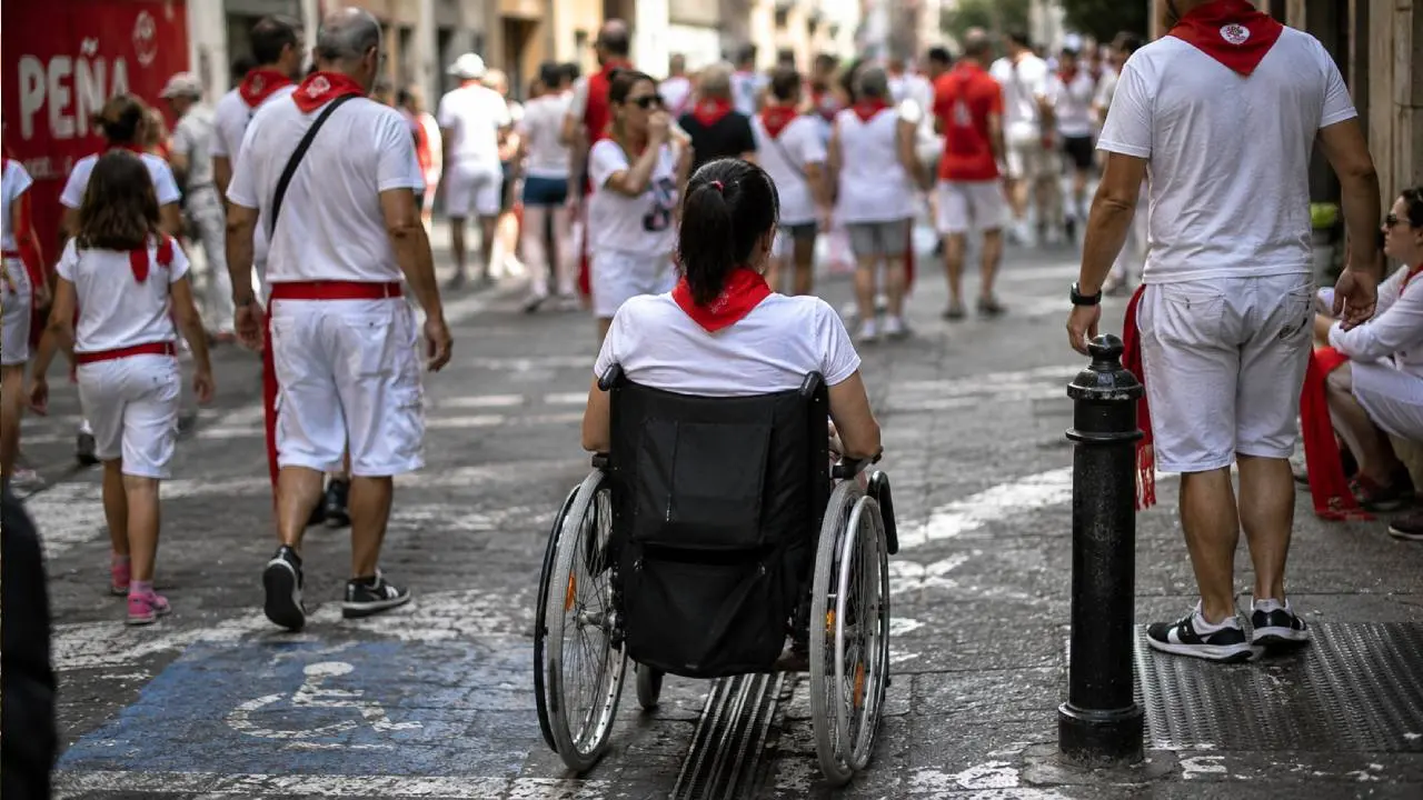 Mujer en silla de ruedas durante unas fiestas patronales. Foto ilustrativa Tudelahoy