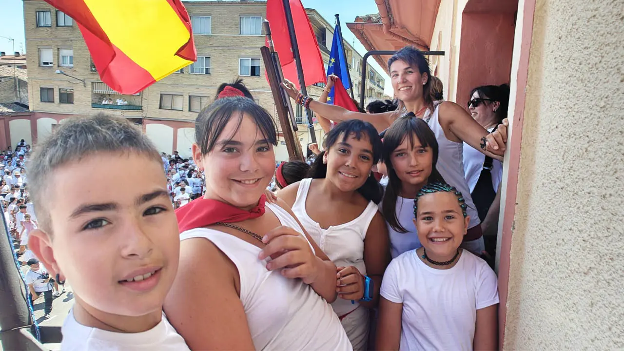 El grupo de danzas Txirinta Kultur Taldea ha sido el encargado de lanzar el cohete de Castej&oacute;n 2026