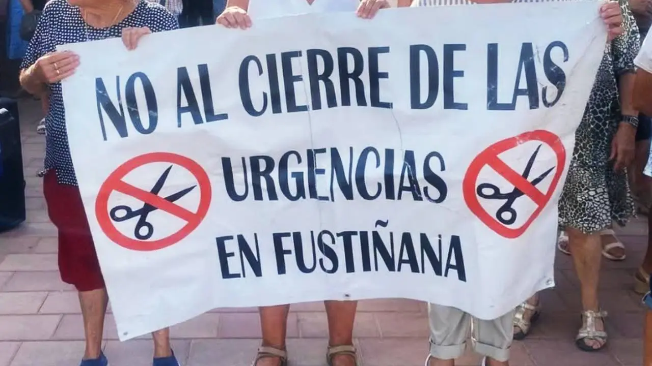 Concentraci&oacute;n en contra del cierre de las urgencias nocturnas en Fusti&ntilde;ana. Julio 2026
