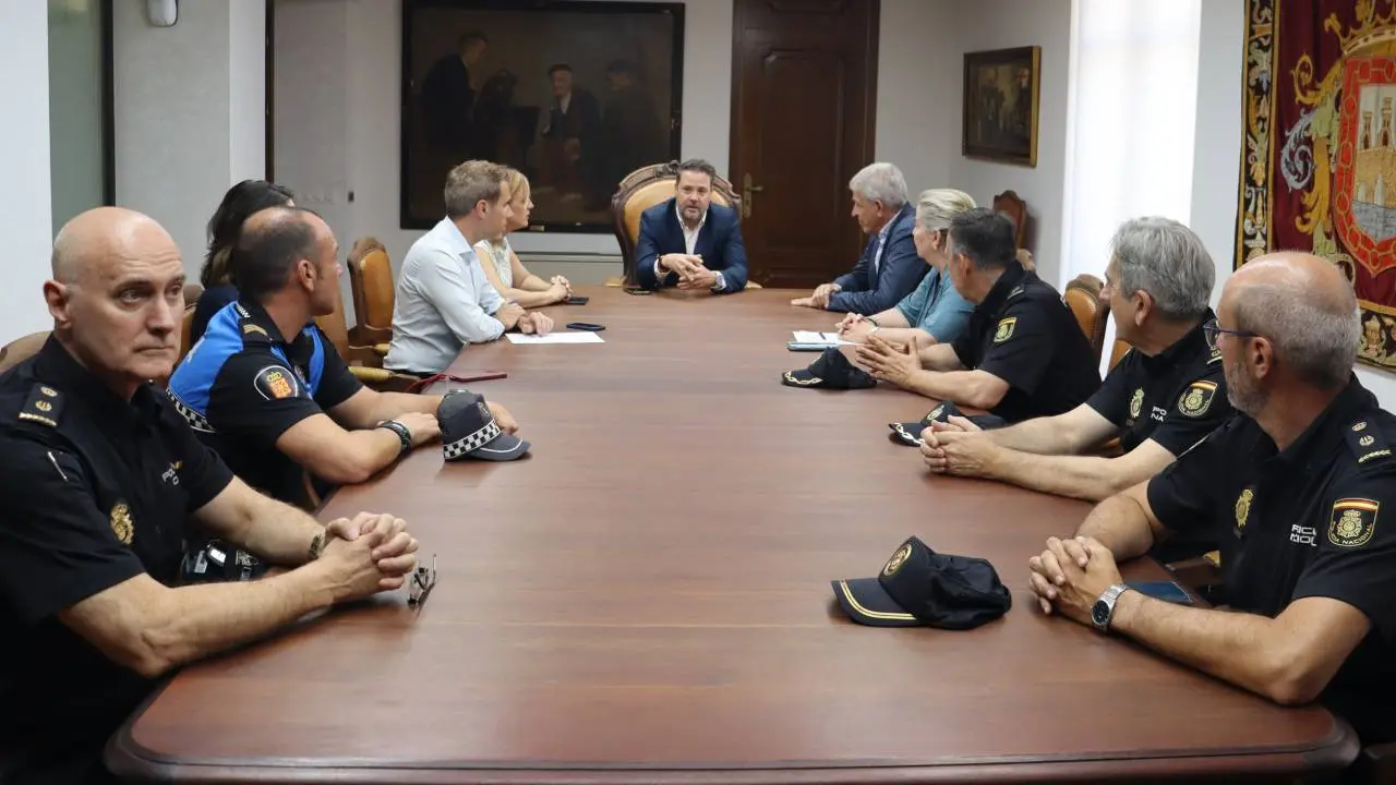 Reuni&oacute;n mantenida en el Ayuntamiento sobre terrenos para la nueva comisar&iacute;a de Polic&iacute;a Municipal