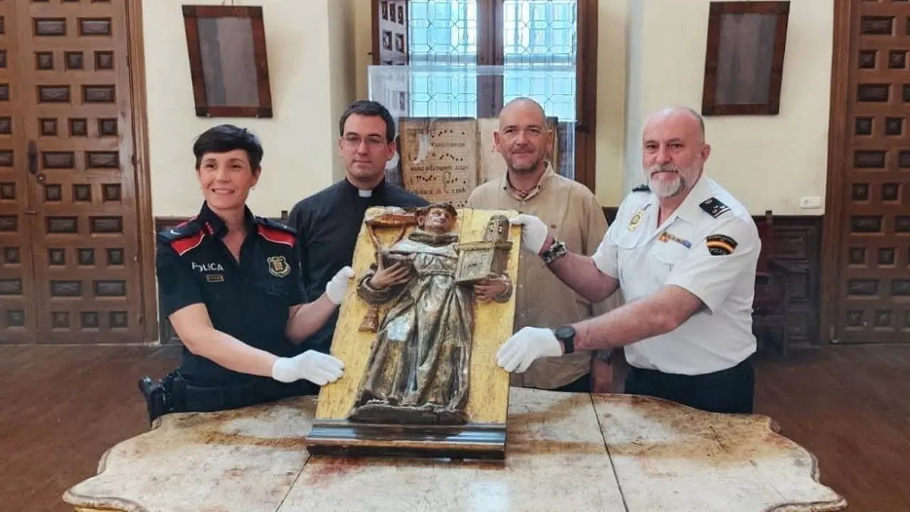 Entrega de una pieza perteneciente a uno de los retablos del antiguo Monasterio de las Clarisas de Fitero