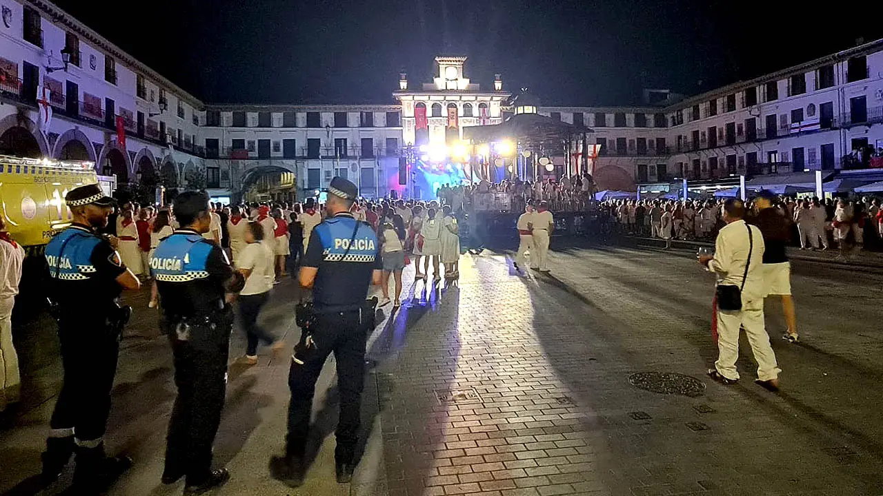 Polic&iacute;a local de Tudela en la Plaza de los Fueros durante las Fiestas 2026