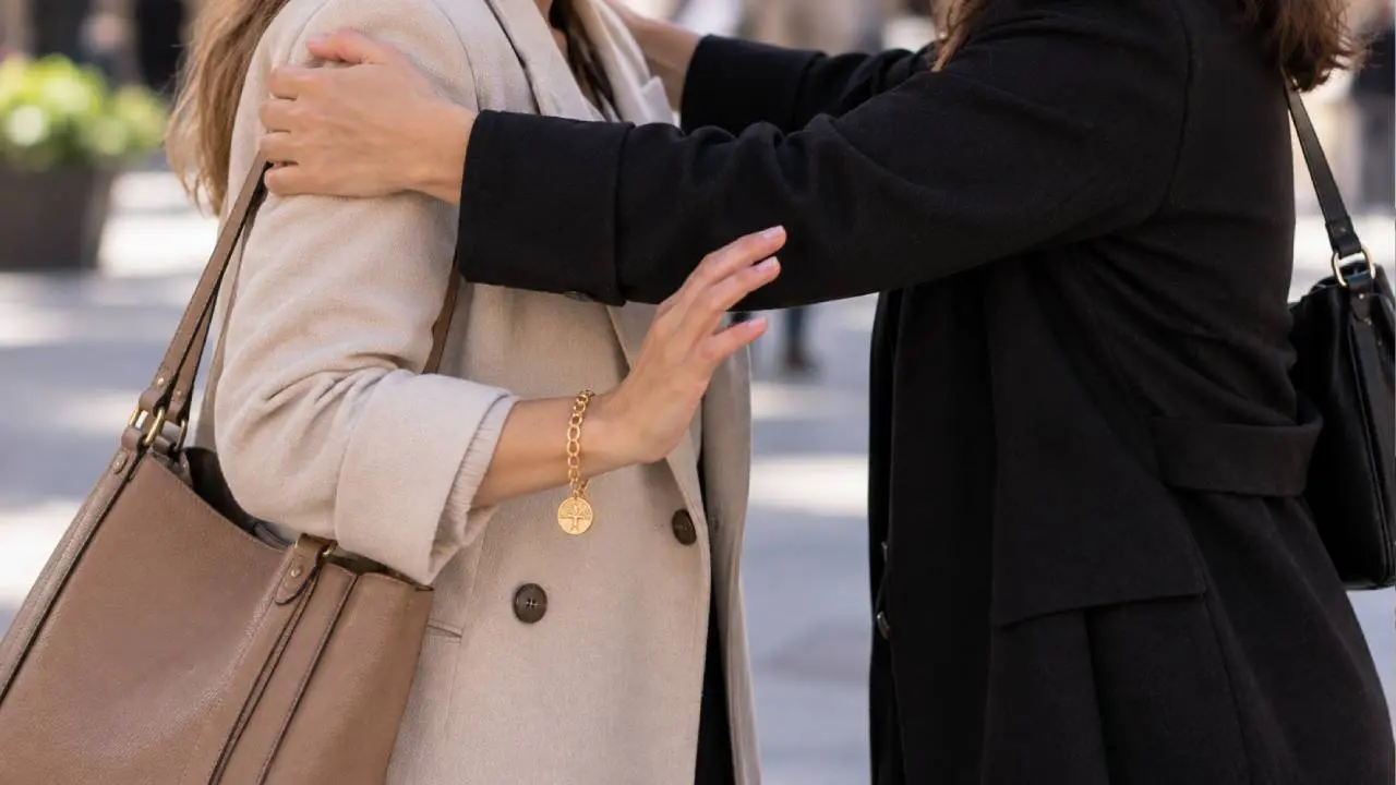 Una mujer abraza a otra. Foto ilustrativa Tudelahoy