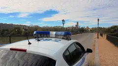 Polic&iacute;a local de Tudela en el Puente del Ebro. Imagen de archivo