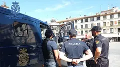 Polic&iacute;a Nacional en la Plaza de los Fueros de Tudela