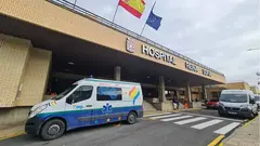 Entrada del Hospital Reina Sof&iacute;a de Tudela - Ambulancias (1).  Foto Tudelahoy