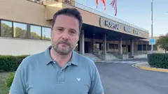 Alejandro Toquero, Alcalde de Tudela, frente a las puertas del Hospital Reina Sof&iacute;a