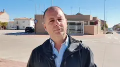 Sergio Vitas, alcalde de Fustiñana, junto al consultorio médico local