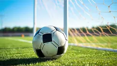 Balón de fútbol en el campo