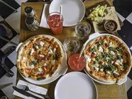  Abrir una pizzería exitosa va mucho más allá de dominar la receta perfecta. 