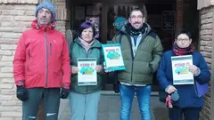 Representantes de la plataforma Cintruenigo Stop Biometanización acuden al ayuntamiento a presentar las firmas