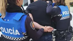 Dos agentes de Polic&iacute;a Local de Tudela deteniendo a un hombre