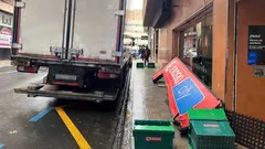 Cami&oacute;n de reparto titra el cartel del Roski City de Juan Antonio Fern&aacute;ndez