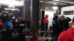 Operativo policial en un bar del barrio de Lourdes. Foto. Polic&iacute;a Foral