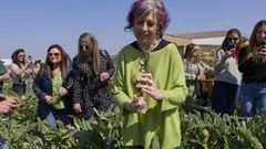 Esnaola en Bu&ntilde;uel con una alcalchofa variedad Tudela