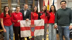 El equipo juvenil femenino de Balonmano Bardenas recibe la Bandera de Tudela
