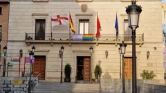 Ayuntamiento de Tudela luciendo las banderas LGTBi