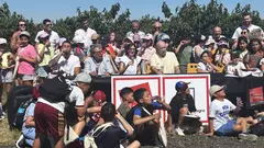 El consejero Aierdi y el resto de autoridades, con escolares de 3&ordm; de Primaria del CEIP Virgen del Patrocinio de Milagro.