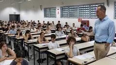 Estudiantes, en el campus de Tudela, antes de comenzar las pruebas de la EVAU 2026. Foto UPNA