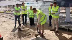 Z&eacute;us P&eacute;rez colocando la primera piedra de las nuevas piscinas de Tudela
