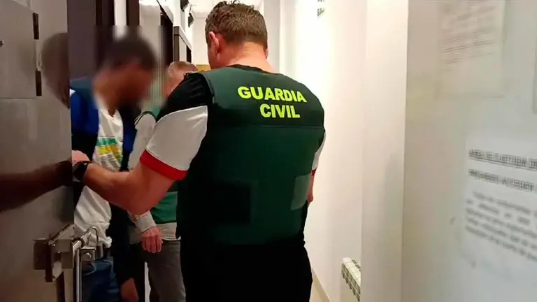 Agentes de la Guardia Civil trasladan al presunto agresor