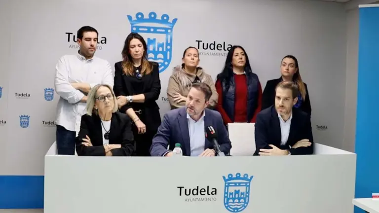Comparecencia de Toquero junto a su equipo de gobierno por la planta de fangos de Tudela