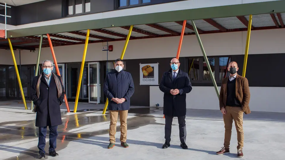 Gustavo Rodríguez, alcalde de Cabanillas; Tirso Calvo, alcalde de Ribaforada; el consejero Gimeno; y el alcalde de Fustiñana, Sergio Vitas, en el patio del centro educativo.