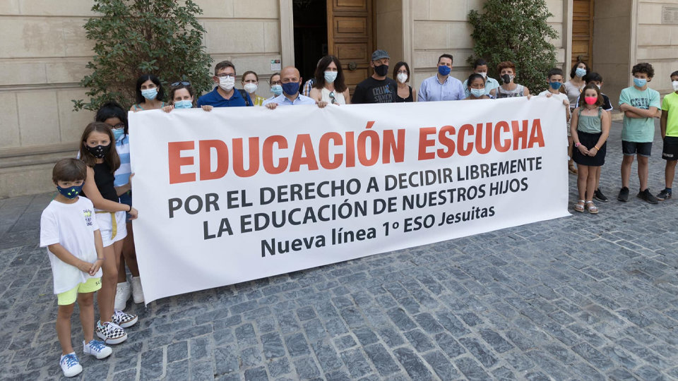 Concentración ante el Ayuntamiento de Tudela de las familias de alumnos que se han quedado sin plaza para cursar 1º de la ESO, en el Colegio de Jesuitas de Tudela