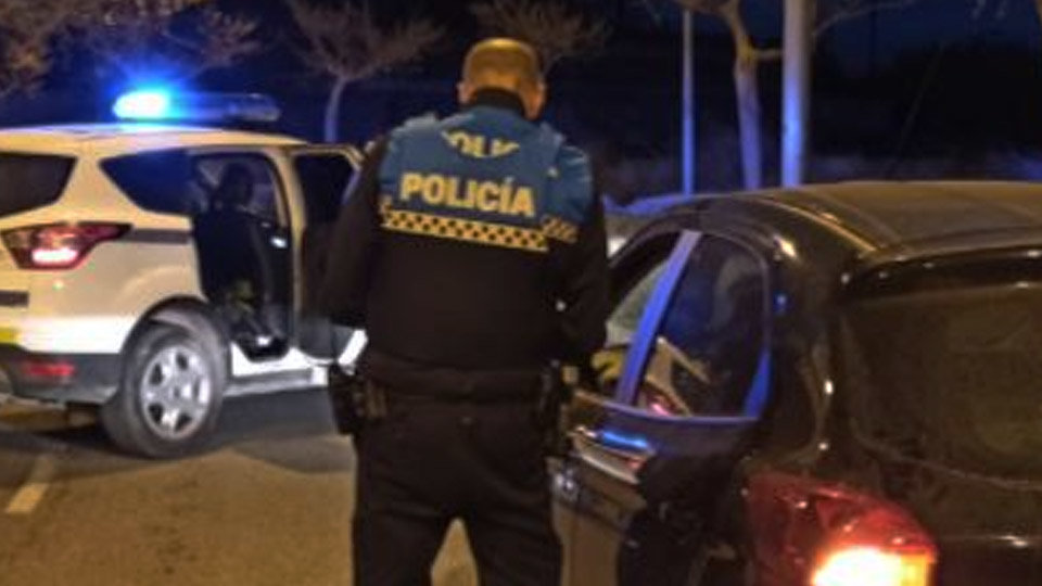 Policía Local de Tudela junto a un vehículo parado