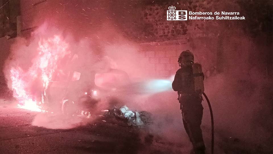 Bombero sofocando un coche en llamas en Cintruenigo