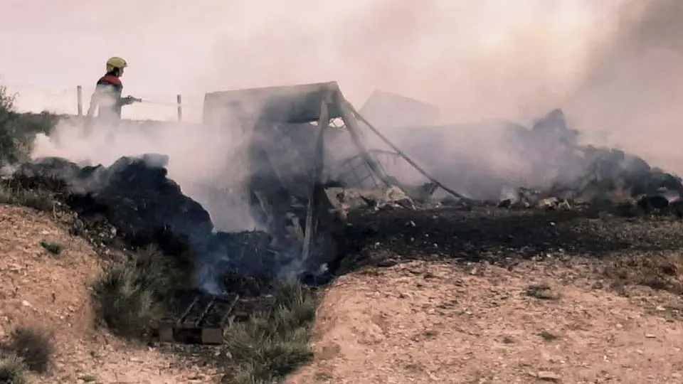 Bomberos sofocando el fuego del Hide de Muladar de Mainate