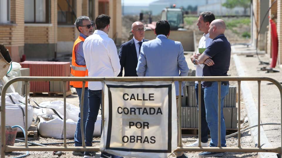 El consejero Bernardo Ciriza y el alcalde de Cintruénigo, Oscar Bea, en un momento de la visita a las obras junto con otras autoridades del Gobierno de Navarra y del ayuntamiento de la localidad.