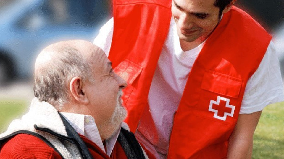 Cruz Roja asiste a personas mayores, dependientes y cuidadoras