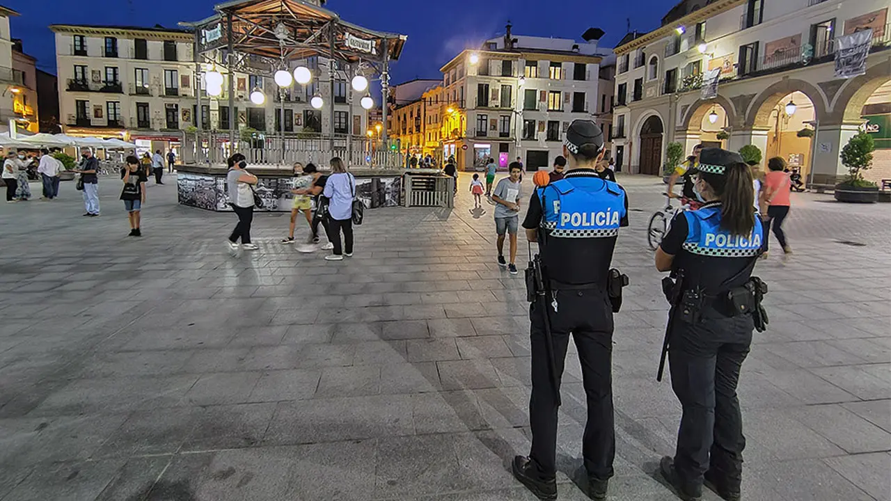 Polic&iacute;a Local de Tudela en la Plaza de los Fueros. Foto de Archivo