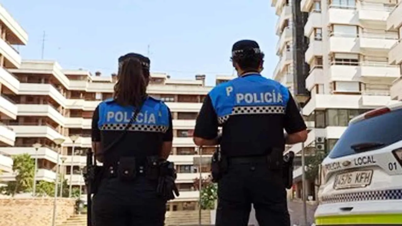 Polic&iacute;a Local de Tudela. Pareja de agentes en las Claras