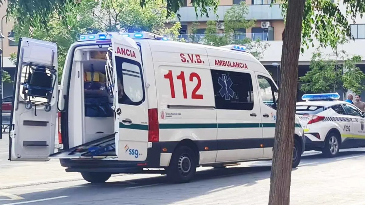 Ambulancia junto a Polic&iacute;a Local en Tudela