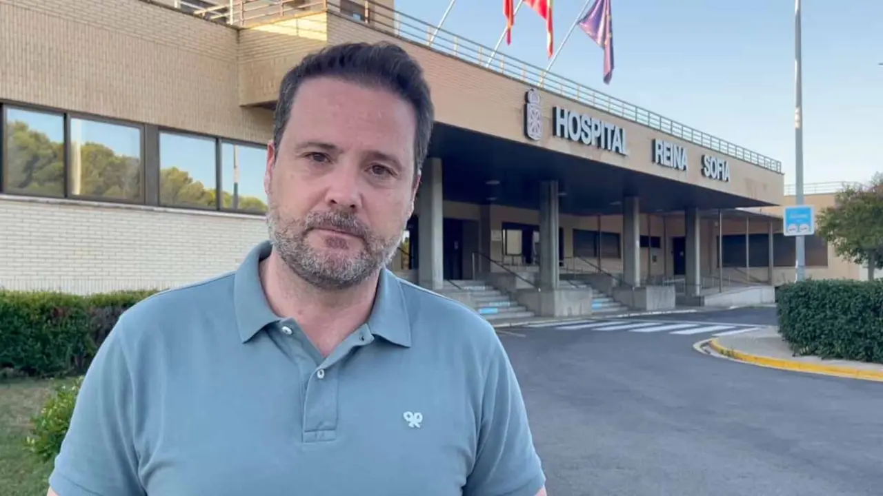 Alejandro Toquero, Alcalde de Tudela, frente a las puertas del Hospital Reina Sof&iacute;a