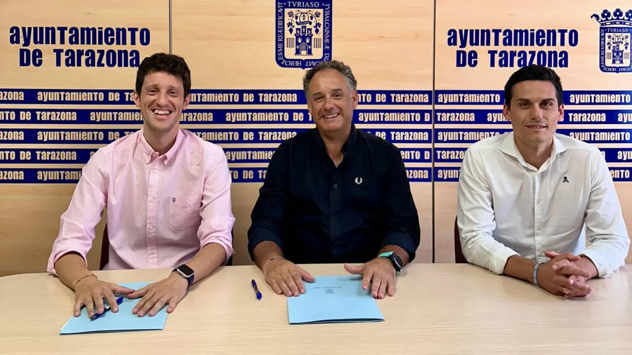 Momento de la firma del convenio entre el Ayuntamiento de Tarazona y la Agrupación Balonmano Tarazona