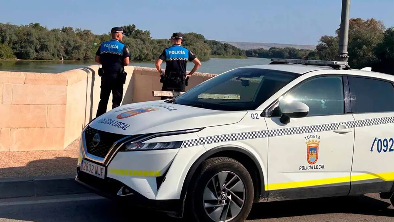 Agentes de la Polic&iacute;a Local de Tudela en el Puente del Ebro. Foto de Archivo