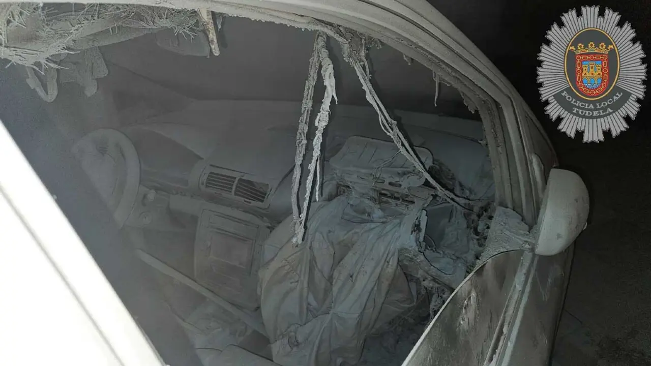 Sofocan un incendio en un coche en la calle Aranaz y Vides