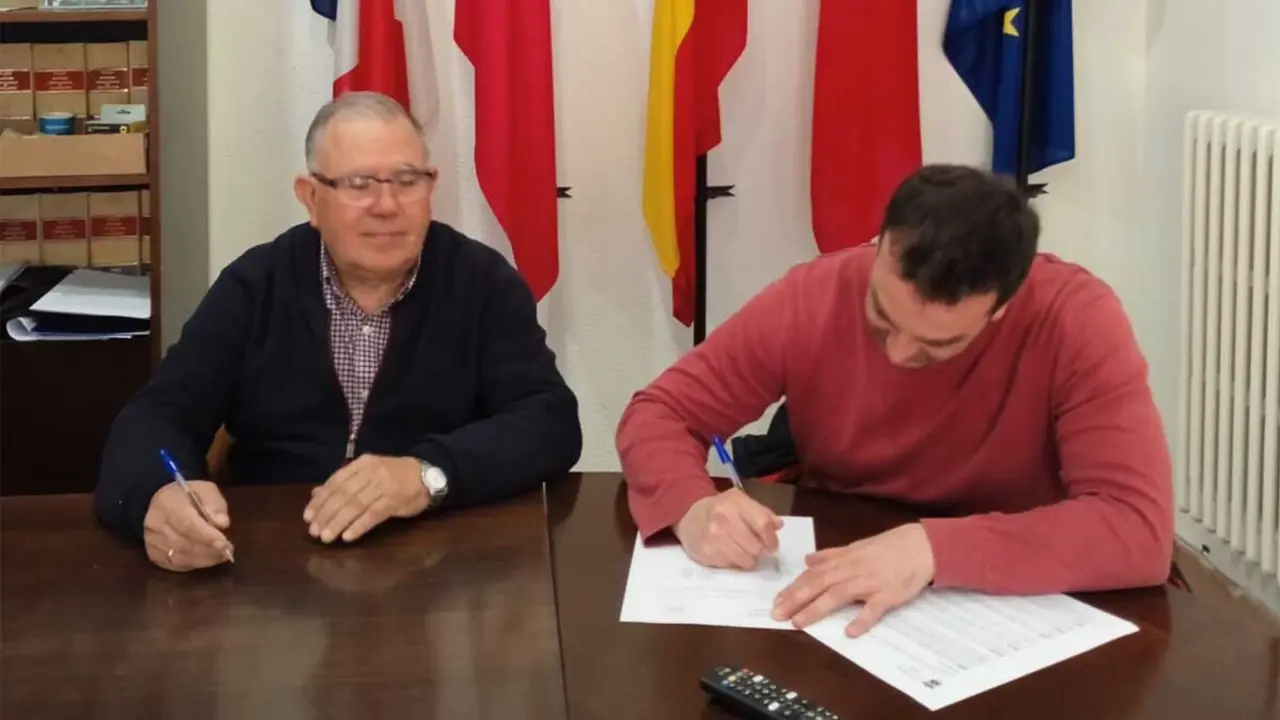 Firma de la renovación del contrato de adjudicación de servicios del polideportivode Ablitas con ADISCO