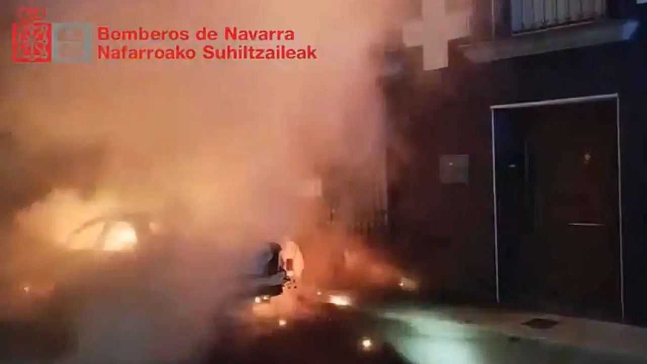 Arde veh&iacute;culo en Bu&ntilde;uel