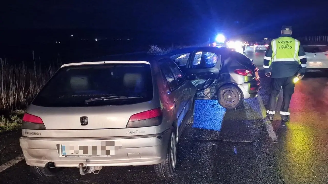 Guardia Civil atiende una colisi&oacute;n frontolateral con heridos en la NA-160,en Corella (Navarra) 
