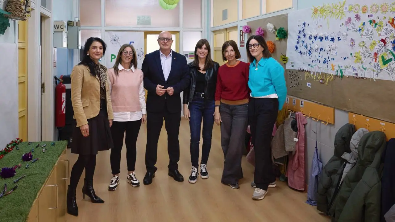 El consejero Gimeno con personal del colegio Virgen del Rosario de Fontellas en su visita de hoy al centro