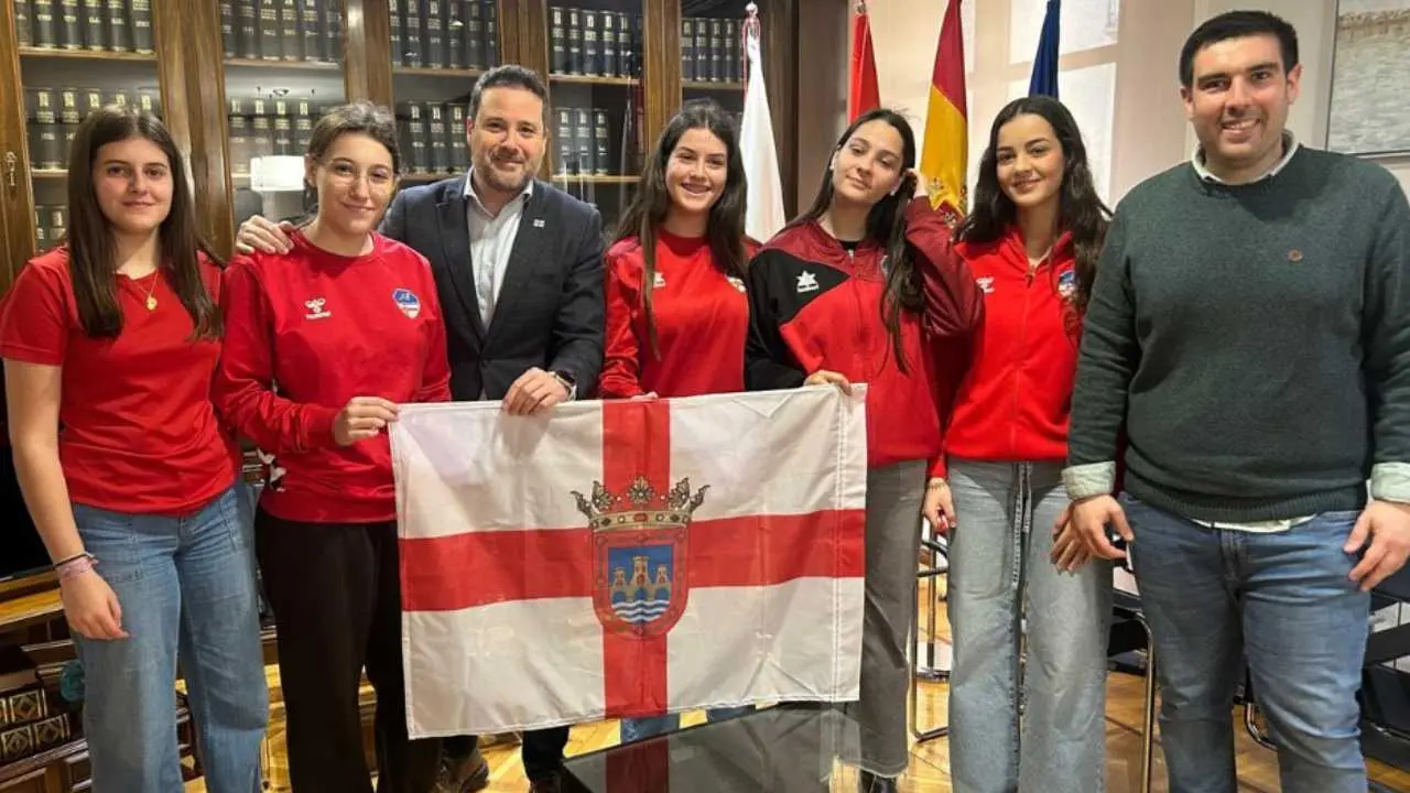 El equipo juvenil femenino de Balonmano Bardenas recibe la Bandera de Tudela