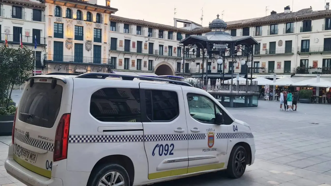 Polic&iacute;a local de Tudela en la Plaza de los Fueros. Foto Tudelahoy