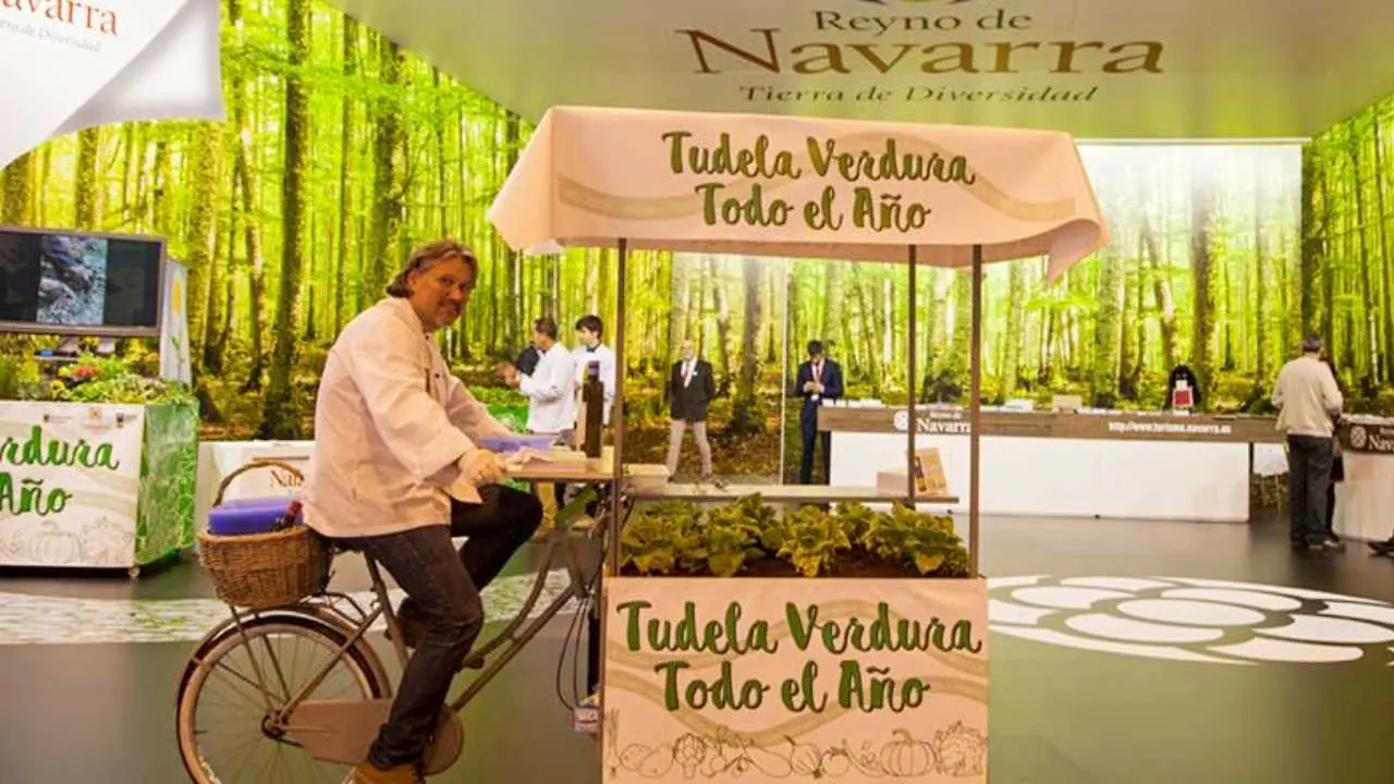 Santi Cord&oacute;n con la Verducleta en FITUR 2017. Foto Facebook Mascotas Verdes